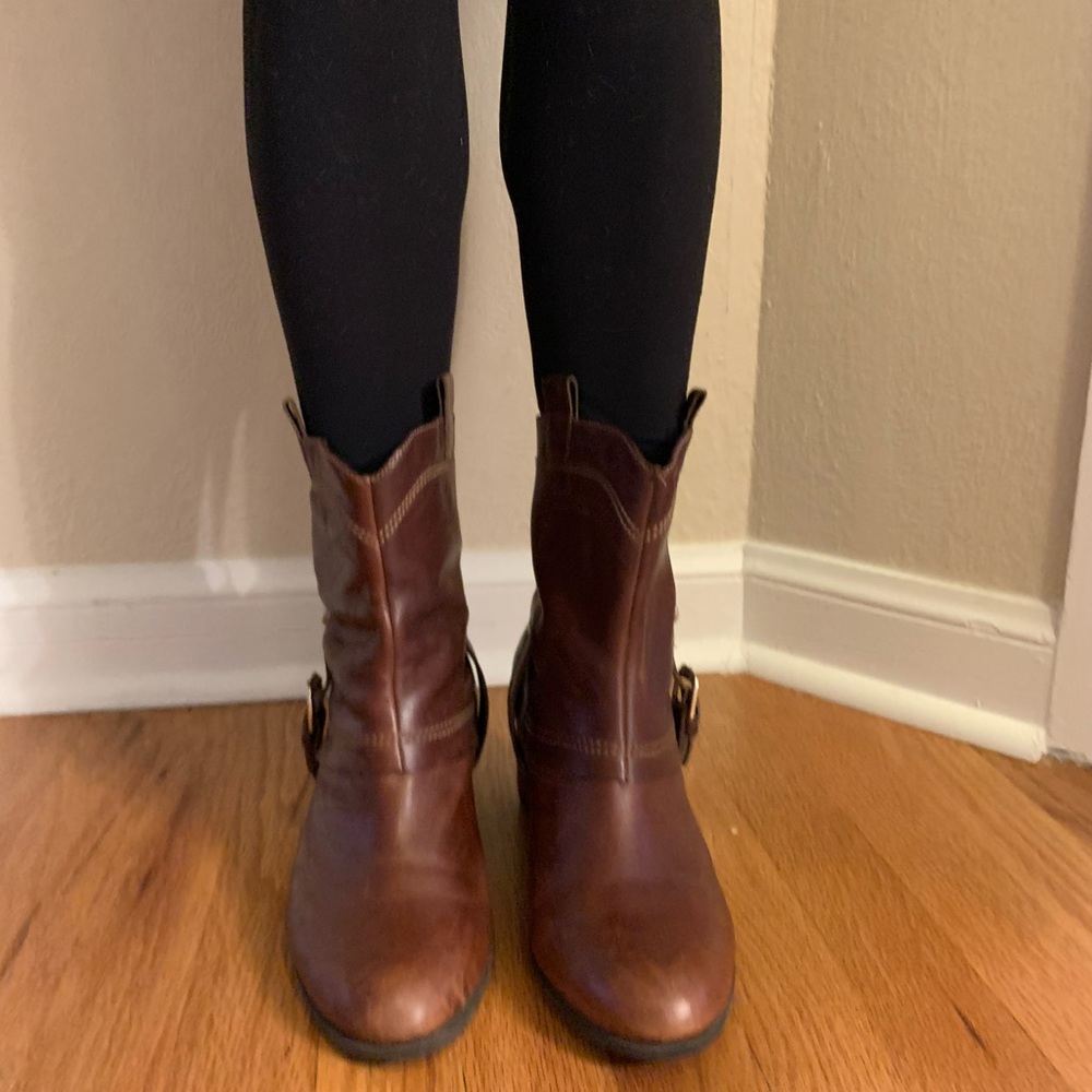 Clark’s brown leather boots. - Picture 2 of 16